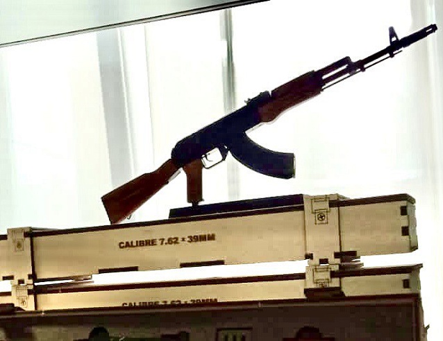 Сувенирное оружие макет АК-47 в ящике 29см ЛЮКС. Фото № 9